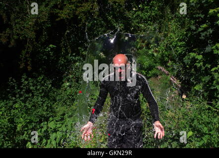 Menschen, die mit Wasser gefüllten Ballons getroffen Stockfoto