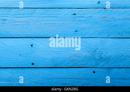 Blaue parallelen Holzbrettern mit Löchern Stockfoto