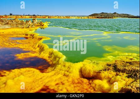 DANAKIL-Senke, Äthiopien - 20. September 2013: im Inneren der Explosion Krater Dallol Vulkan, Danakil-Senke, Äthiopien Stockfoto