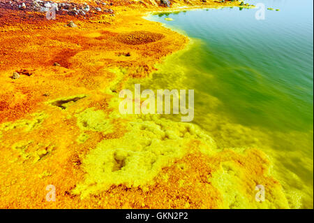 DANAKIL-Senke, Äthiopien - 20. September 2013: im Inneren der Explosion Krater Dallol Vulkan, Danakil-Senke, Äthiopien Stockfoto