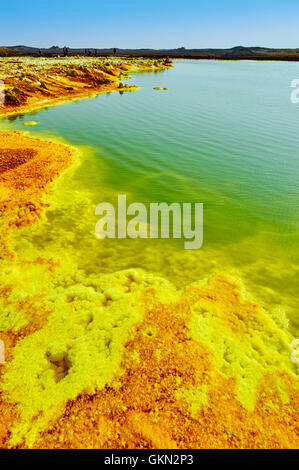 DANAKIL-Senke, Äthiopien - 20. September 2013: im Inneren der Explosion Krater Dallol Vulkan, Danakil-Senke, Äthiopien Stockfoto