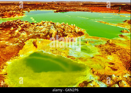 DANAKIL-Senke, Äthiopien - 20. September 2013: im Inneren der Explosion Krater Dallol Vulkan, Danakil-Senke, Äthiopien Stockfoto