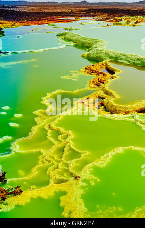 DANAKIL-Senke, Äthiopien - 20. September 2013: im Inneren der Explosion Krater Dallol Vulkan, Danakil-Senke, Äthiopien Stockfoto