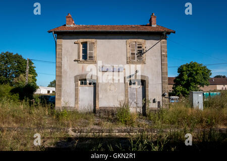 Der verlassene Bahnhof am Manlay in Burgund Frankreich. Stockfoto