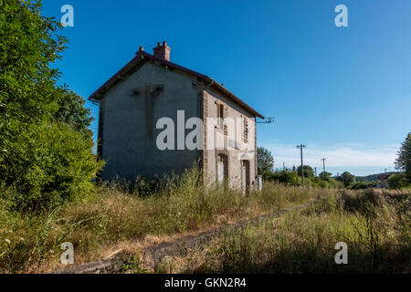 Der verlassene Bahnhof am Manlay in Burgund Frankreich. Stockfoto