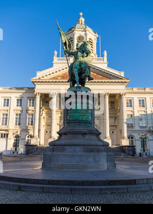 Statue von Godefroid de Bouillon, erster König von Jerusalem, vor der Kirche Saint-Jacques-Sur-Coudenberg, Brüssel, Belgien. Stockfoto