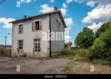 Der verlassene Bahnhof am Manlay in Burgund Frankreich. Stockfoto