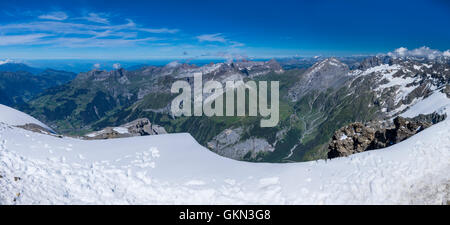 Panoramablick auf die Schweizer Alpen vom Gipfel des Mount Titlis (3238m) in Richtung Norden gesehen. Engelberg, Schweiz. Stockfoto