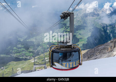 Drehende Seilbahn "Titlis Rotair" Annäherung an der Bergstation auf Klein Titlis. Engelberg, Obwalden, Schweiz. Stockfoto