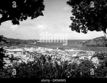 AJAXNETPHOTO. 1955. CASTRIES, ST. LUCIA, WESTINDIEN. - BLICK AUF DIE STADT UND DEN HAFEN, DER NACH EINEM VERHEERENDEN BRAND IM JAHR 1948 WIEDER AUFGEBAUT WURDE. PHOTO; REG CALVERT/AJAX ©AJAX NEWS & FEATURE SERVICE/REG CALVERT COLLECTION REF:CASTRIES RC1955 2 Stockfoto