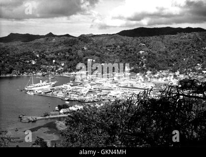 AJAXNETPHOTO. 1955. CASTRIES, ST. LUCIA, WEST INDIES. -EIN BLICK AUF DEN HAFEN BLICK NORDEN. DIE HAUPTSTADT DER INSEL WURDE IM JAHR 1948 FEUER STARK BESCHÄDIGT. WIEDER AUFGEBAUT MIT HILFE DER BRITISCHEN COLONIAL DEVELOPMENT CORPORATION. FOTO; REG CALVERT/AJAX AJAX © NEWS & FEATURE SERVICE/REG CALVERT SAMMLUNG REF: CASTRIES RC1955 Stockfoto