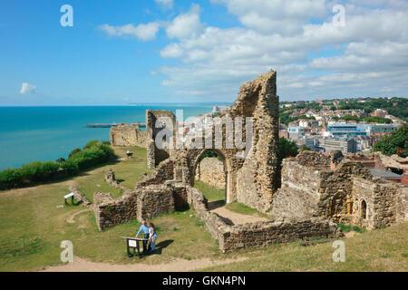 Hastings Castle, East Sussex, Großbritannien. Besucher, die die Geschichte der Ruinen von Hastings Castle, East Sussex, England, Großbritannien, GB Stockfoto