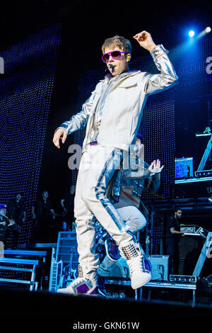 Mailand Italien. 9. April 2011. Kanadische Sänger JUSTIN BIEBER live auf der Bühne im Mediolanum Forum während führt der "My World Tour Stockfoto