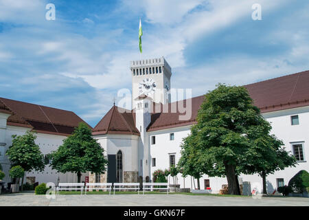 Innenhof der Burg von Ljubljana mit Turm in Slowenien Stockfoto