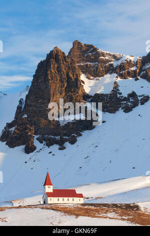 Vík Kirche im Dorf Vík Í Mýrdal im Winter, Island Stockfoto