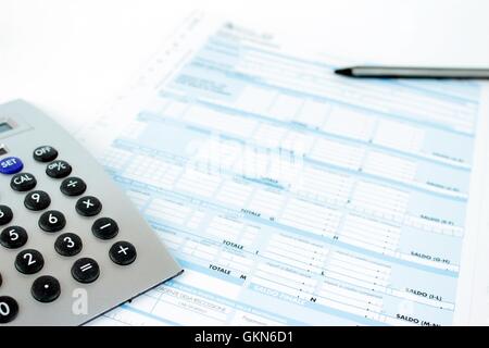 Ausfüllen von Formularen, Steuern in Italien, einheitliche Bezahlung, F24 Stockfoto