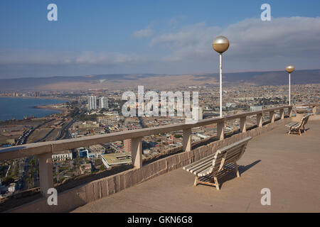Blick über die Küste Stadt Arica im Norden Chiles von Morro de Arica Stockfoto
