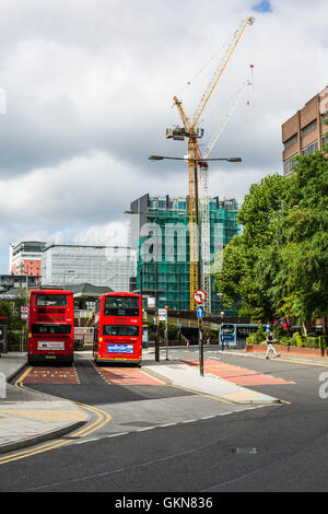 Zwei roten Londoner Busse geparkt in einer Stadt oder Stadtzentrum in der Nähe von London mit Bauarbeiten im Hintergrund Stockfoto