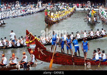 Das Bild der Schlange Boote im Nehru Regatta Tag, Allaepy, Punnamda See, Kerala Indien Stockfoto