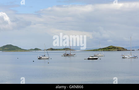 Segelboote in einem geschützten Hafen auf einem noch Sommer Tag Anker. , Islay, Innere Hebriden, Argyll, Schottland, Großbritannien. Stockfoto