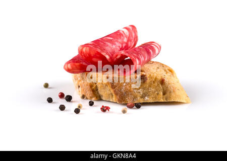 Salami auf Ciabatta. Sandwich-Salami-Scheiben auf Vollkornbrot. Stockfoto