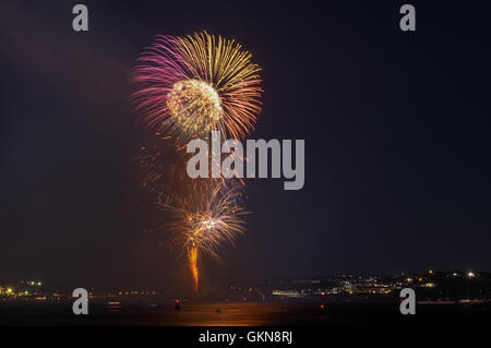 Feuerwerk über dem Meer. Stockfoto