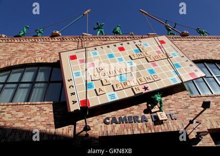 Orlando, Florida. 13. Januar 2010. Storyboard Scrabble Spielzeug in Pixar Ort mit grünen Armee Männer und basteln Spielzeug. Stockfoto