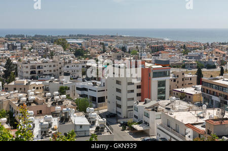 Paphos Stadtbild, Wohnquartier. Paphos ist eine mediterrane Küstenstadt im Südwesten von Zypern, Europa. Stockfoto