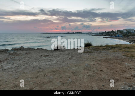 Dramatischen Mittelmeer Sonnenuntergang in Paphos, Zypern. Stockfoto