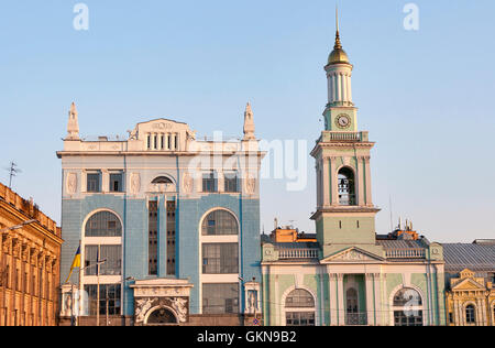 Das ehemalige griechische Kloster auf dem Kontraktova-Platz in Kiew, Ukraine. Das Gebäude derzeit beherbergt Generaldirektion der N Stockfoto