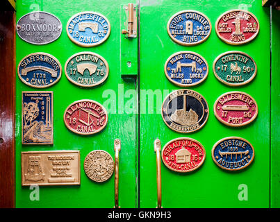 Plaketten in einem Narrowboat-Kabine Stockfoto
