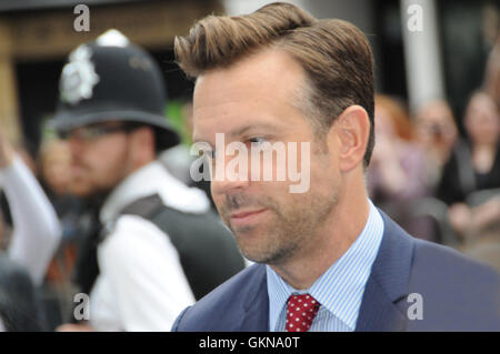 Schauspieler Jason Sudeikis, der Stern von Wir sind die Millers, trifft Fans in London Premiere des Films. Stockfoto