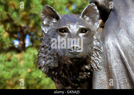 SANTA FE, NEW MEXICO, USA, 17. Oktober 2105: Bronze Wolf Statue am Rand des Heiligen Franziskus von Assisi Skulptur in Santa Fe Stockfoto