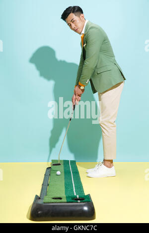 Junger Mann beim Golfen Stockfoto