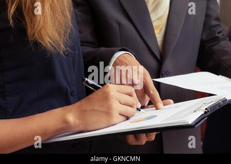 zwei Geschäftsleute planen ein Projekt im Büro. Stockfoto
