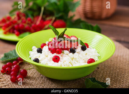Quark zum Frühstück im grünen Schale auf hölzernen Hintergrund. Nahaufnahme Stockfoto