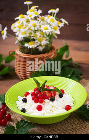 Quark zum Frühstück im grünen Schale auf hölzernen Hintergrund. Nahaufnahme Stockfoto