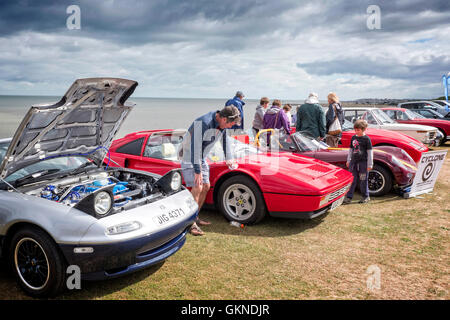 Autos auf dem Display auf Whitstable Classic Motor Show, Tankerton Pisten Kent UK Stockfoto