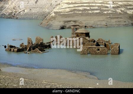 Das alte Dorf Fabbriche di Careggine (Tal der Garfagnana, Toskana, Italien), von den Wassern der See Vagli untergetaucht taucht jeweils zehn Jahren anlässlich der Wartung bis zum Staudamm, der den See blockiert. Stockfoto