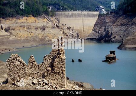 Das alte Dorf Fabbriche di Careggine (Tal der Garfagnana, Toskana, Italien), von den Wassern der See Vagli untergetaucht taucht jeweils zehn Jahren anlässlich der Wartung bis zum Staudamm, der den See blockiert. Stockfoto