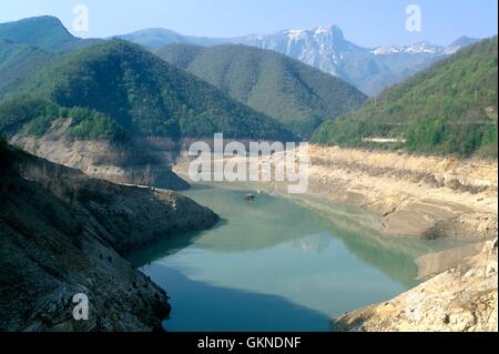 Das alte Dorf Fabbriche di Careggine (Tal der Garfagnana, Toskana, Italien), von den Wassern der See Vagli untergetaucht taucht jeweils zehn Jahren anlässlich der Wartung bis zum Staudamm, der den See blockiert. Stockfoto