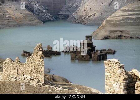 Das alte Dorf Fabbriche di Careggine (Tal der Garfagnana, Toskana, Italien), von den Wassern der See Vagli untergetaucht taucht jeweils zehn Jahren anlässlich der Wartung bis zum Staudamm, der den See blockiert. Stockfoto