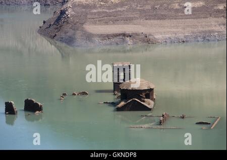 Das alte Dorf Fabbriche di Careggine (Tal der Garfagnana, Toskana, Italien), von den Wassern der See Vagli untergetaucht taucht jeweils zehn Jahren anlässlich der Wartung bis zum Staudamm, der den See blockiert. Stockfoto