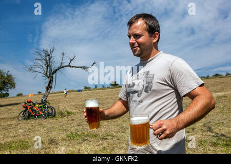 Tschechischer Mann trägt Bier, ein frisch gezapftes Bier in Gläsern, Tschechische Republik Sommerfest im Freien Stockfoto