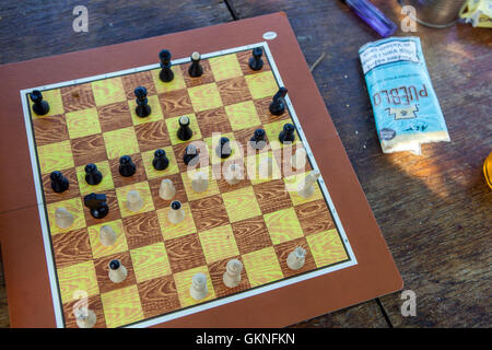 Still-Leben auf einem Holztisch mit einem Schachbrett und spielte Schach, Tschechische Republik Stockfoto