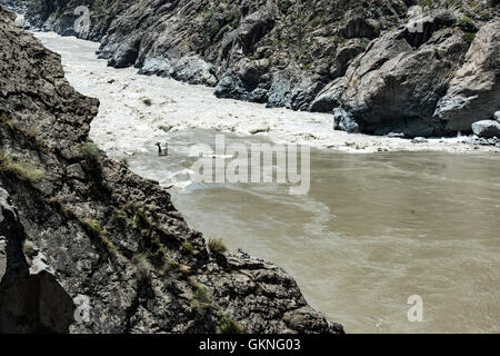 Käfig und Kabel Brücke über den Fluss Indus in Pakistan Stockfoto