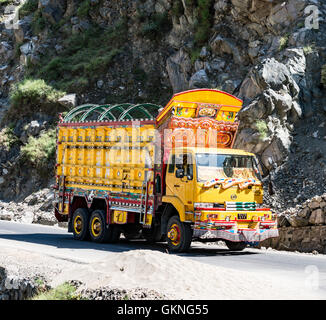 Klirrend Lastwagen auf dem Karakorum-Highway Stockfoto