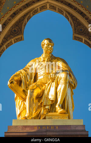 Viktorianische Architektur London, Detail der goldene Statue auf das Albert Memorial in Kensington Gardens, London, UK. Stockfoto