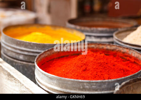 Schalen mit verschiedenen Farbe Gewürze auf dem Markt in Marrakesch, Marokko, Afrika Stockfoto