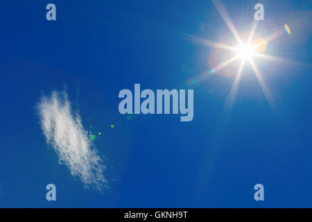 Cirruswolken am blauen Himmel Stockfoto